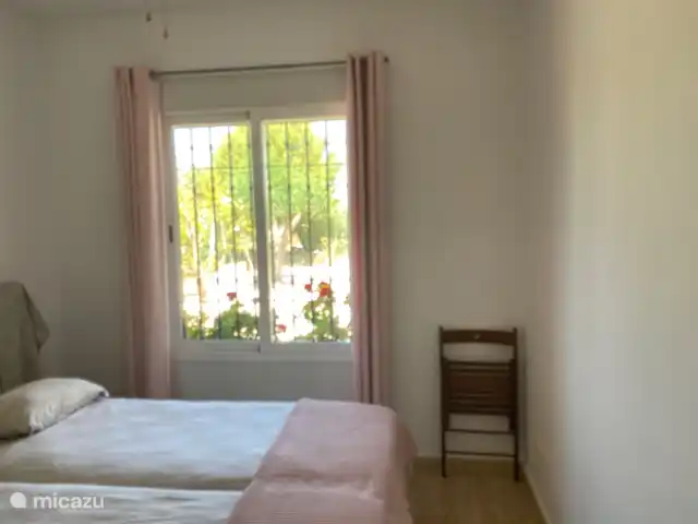 Casa Mirador - Hermosas vistas en España, Costa Cálida, Mazarrón - villa 2do dormitorio con 2 camas individuales de excelente calidad. Shutters para blackout y abanicos de techo y amplios closets.