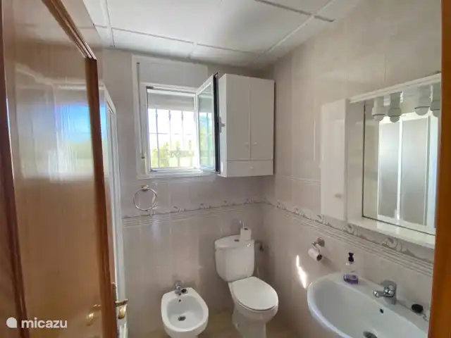 Casa Mirador - Hermosas vistas en España, Costa Cálida, Mazarrón - villa El baño de Casa Mirador. ¡No se puede estar más limpio! Le garantizamos que llegará a una casa muy limpia a su llegada. Esperamos volver a encontrar la casa limpia a la salida.