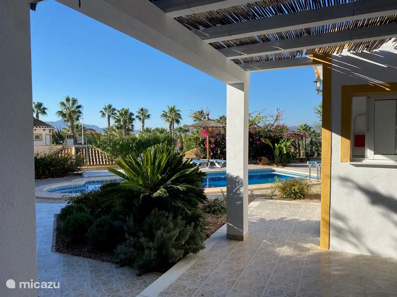 Vue d'ensemble depuis l'une de vos terrasses. Jardin méditerranéen, calme et espace......