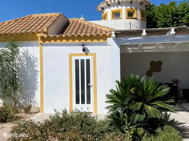 Casa Mirador - Hermosas vistas en España, Costa Cálida, Mazarrón - villa La entrada al lavadero de Casa Mirador. Aquí puede darse una ducha de agua caliente, y su lavadora también está en esta habitación.
