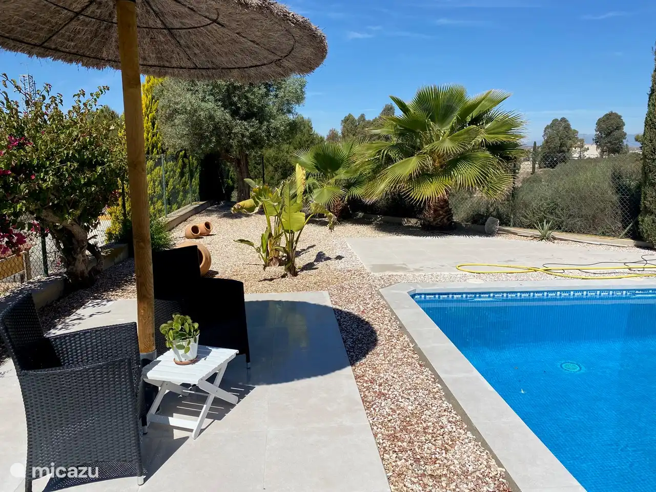 La grande piscine de Casa Mirador. Pendant la saison, il est nettoyé et testé deux fois par semaine. Autour des terrasses de la piscine et de belles chaises longues dans le jardin méditerranéen avec beaucoup d'intimité.
A la fois suffisamment d'ombre et d'endroits pour prendre un bain de soleil.