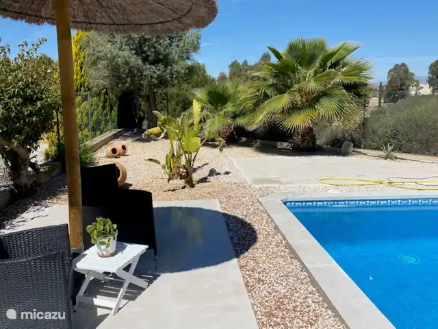 Casa Mirador - Hermosas vistas en España, Costa Cálida, Mazarrón - villa La gran piscina de Casa Mirador. Durante la temporada se limpia y se prueba dos veces por semana. Alrededor de las terrazas de la piscina y preciosas tumbonas en el jardín mediterráneo con mucha privacidad.
Tanto sombra suficiente como lugares para tomar el sol.