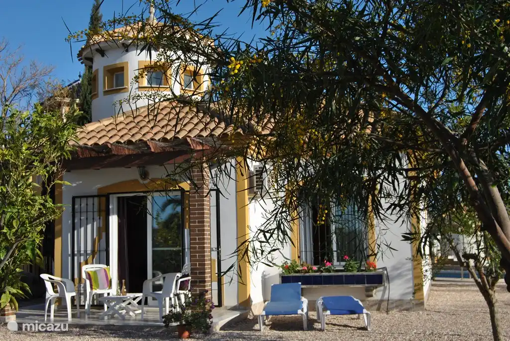 Une des terrasses de Casa Mirador dans le magnifique jardin méditerranéen. Bien sûr, il y a un barbecue pour ces belles soirées douces.