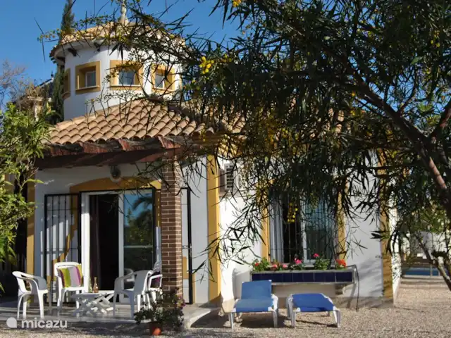 Casa Mirador - Hermosas vistas en España, Costa Cálida, Mazarrón - villa Una de las terrazas de Casa Mirador en el hermoso jardín mediterráneo. Por supuesto, hay una barbacoa para esas agradables tardes templadas.