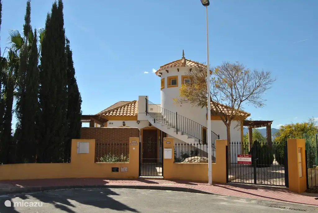 Casa Mirador offre tout ce que vous attendez de vos vacances. Intérieur très luxueux, grand jardin méditerranéen avec grande piscine privée. Près de la côte, des parcs nationaux, des possibilités de randonnées pédestres et cyclistes disponibles à la porte. Venez vous convaincre de tout ce qui est luxueux dans et autour de la maison. Bienvenue à Villamazarron