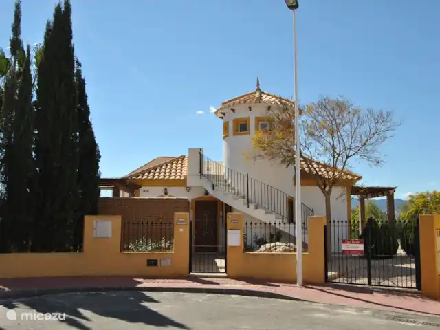 Casa Mirador - Hermosas vistas en España, Costa Cálida, Mazarrón - villa Casa Mirador ofrece todo lo que espera de sus vacaciones. Interior muy lujoso, amplio jardín mediterráneo con gran piscina privada. Cerca de la costa, parques nacionales, oportunidades de senderismo y ciclismo disponibles en la puerta. Ven y convéncete de todo lo lujoso dentro y alrededor de la casa. Bienvenidos a Villamazarrón