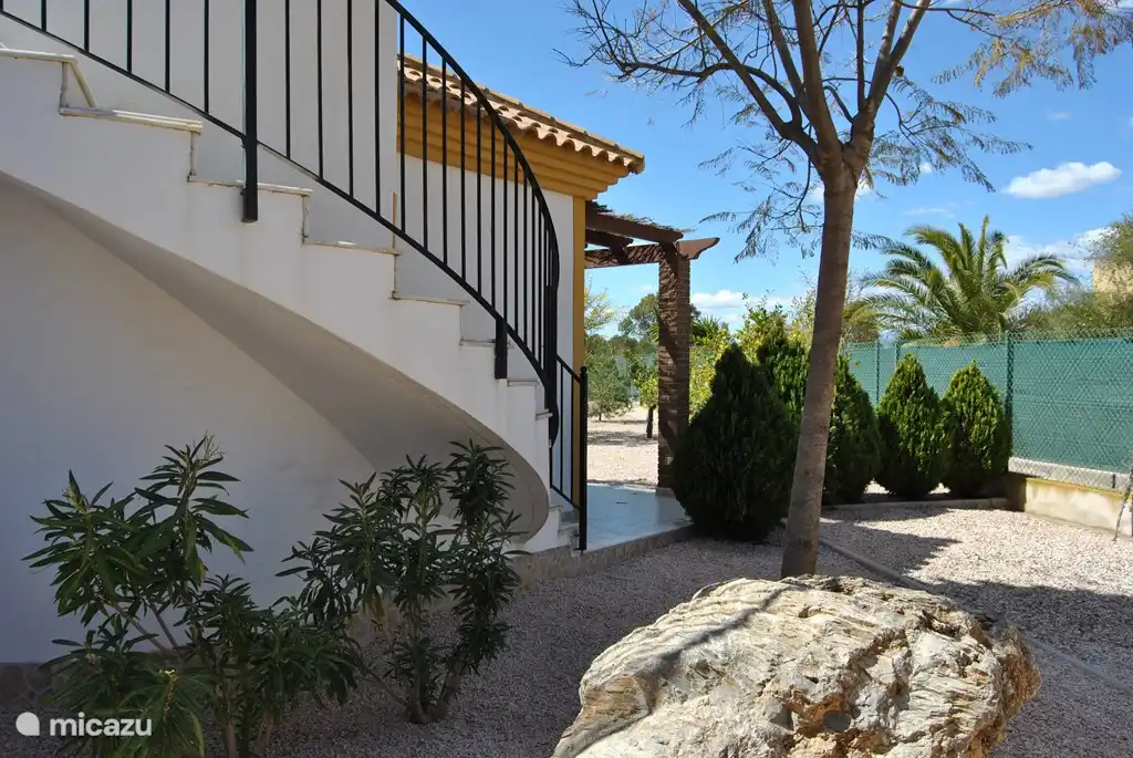 Accès à l'étonnante salle de la tour de la Casa Mirador. Un bon lit double offre à vos enfants une nuit de sommeil de roi.