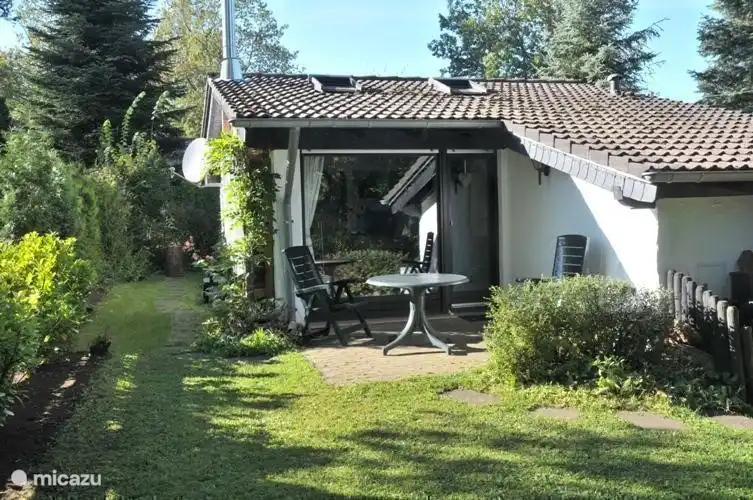 Terrasse auf der Rückseite ...