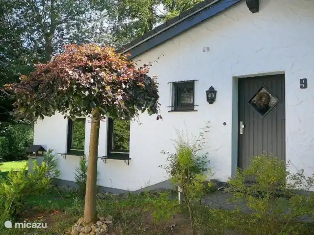 Maison de vacances idyllique dans l'Eifel | Allemagne, Eifel, Lissendorf - bungalow vue de côté avec porte d'entrée