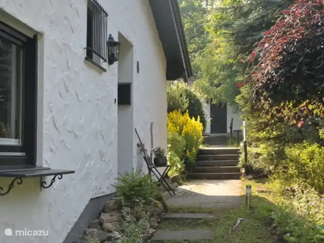 Maison de vacances idyllique dans l'Eifel | Allemagne, Eifel, Lissendorf - bungalow vue du sentier