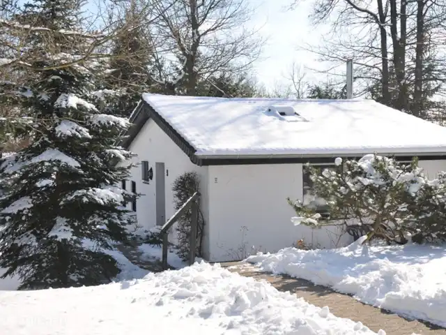 Maison de vacances idyllique dans l'Eifel | Allemagne, Eifel, Lissendorf - bungalow vue d'hiver de la maison