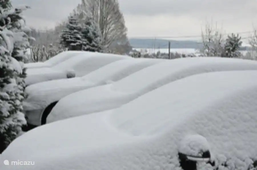 Gemeinschaftsparkplatz am Anfang des Weges