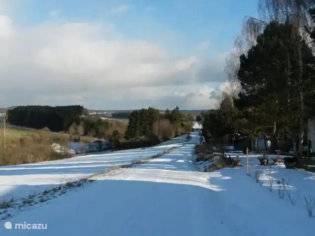 Maison de vacances idyllique dans l'Eifel | Allemagne, Eifel, Lissendorf - bungalow vue d'hiver du parc