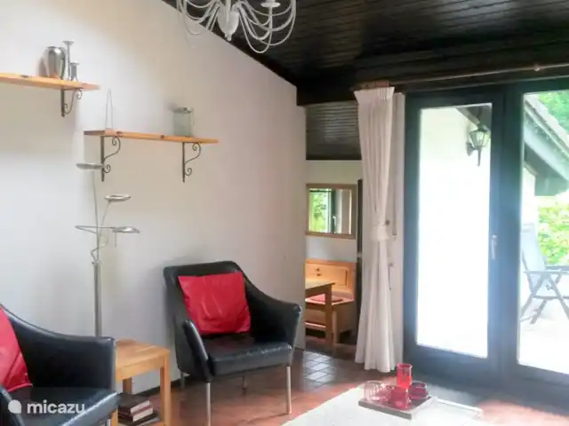 Maison de vacances idyllique dans l'Eifel | Allemagne, Eifel, Lissendorf - bungalow avec un petit escalier vers la cuisine inférieure