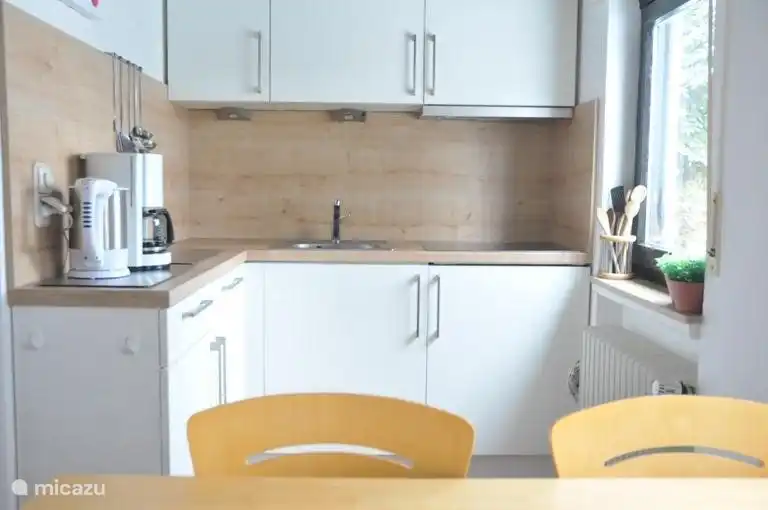 moderne und helle Küche ...