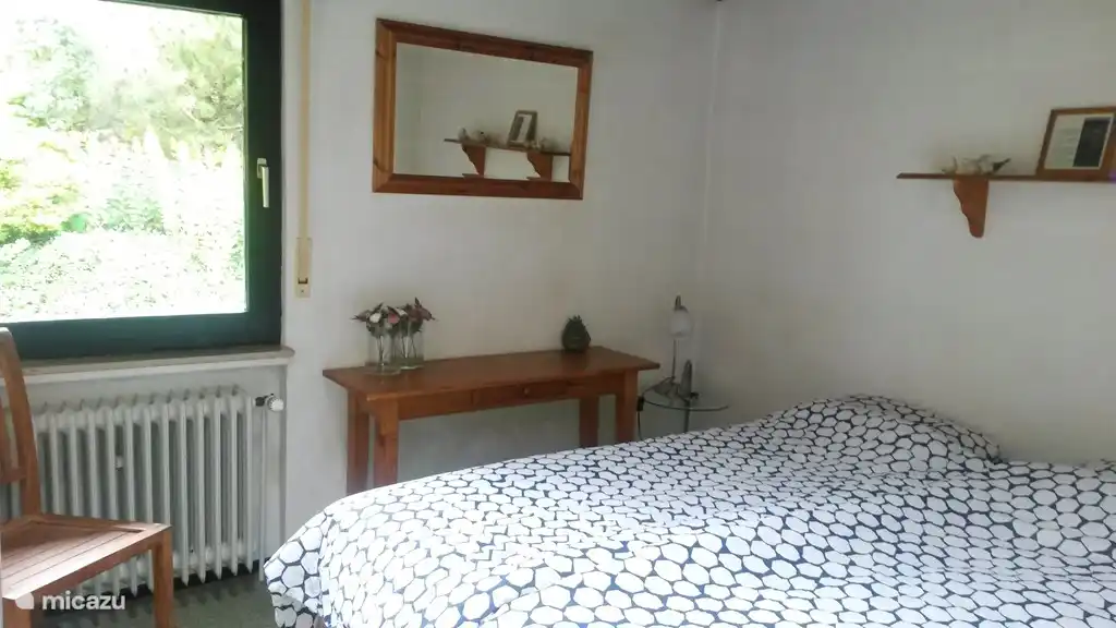 großes Schlafzimmer mit zwei Einzelbetten (2 Auping-Matten und Matratzen)