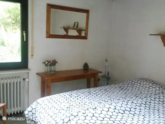 Maison de vacances idyllique dans l'Eifel | Allemagne, Eifel, Lissendorf - bungalow grande chambre avec lits jumeaux (2 sommiers et matelas Auping)