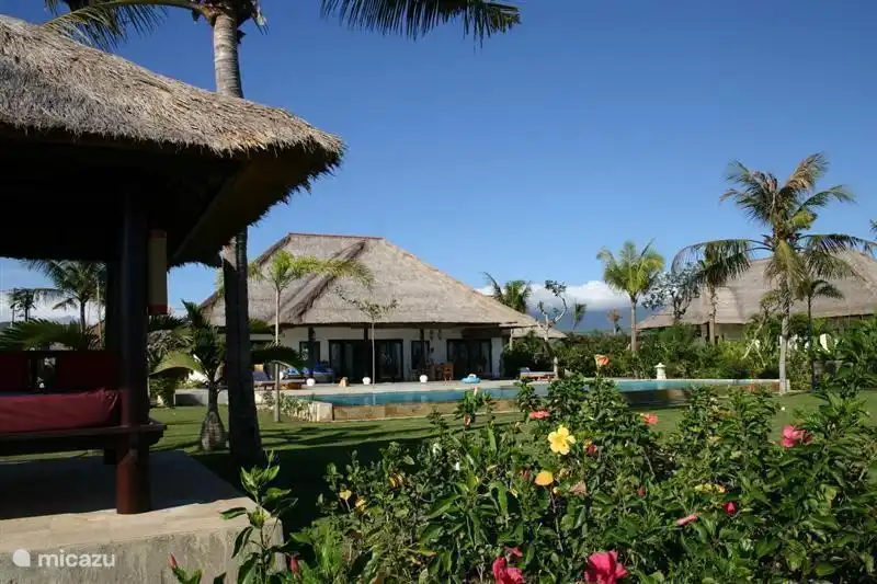 Rent villa Villa Merah in Pemuteran, Bali, Indonesia - Micazu
