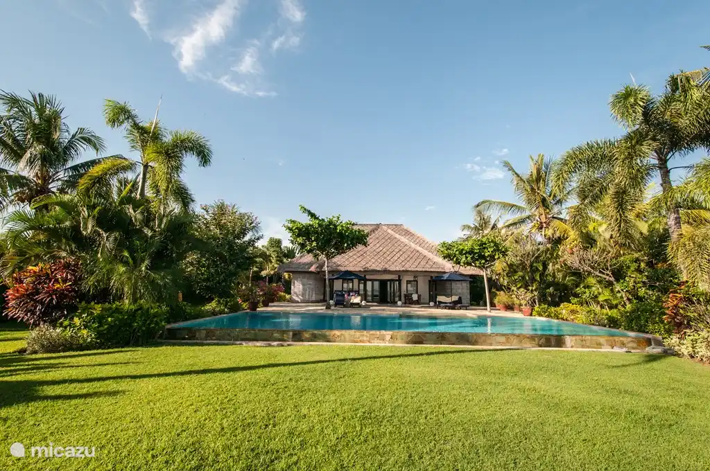 Rent villa Villa Merah in Pemuteran, Bali, Indonesia - Micazu