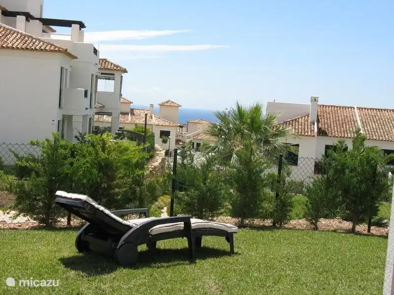 Vanaf terras en tuin mooi zeezicht.