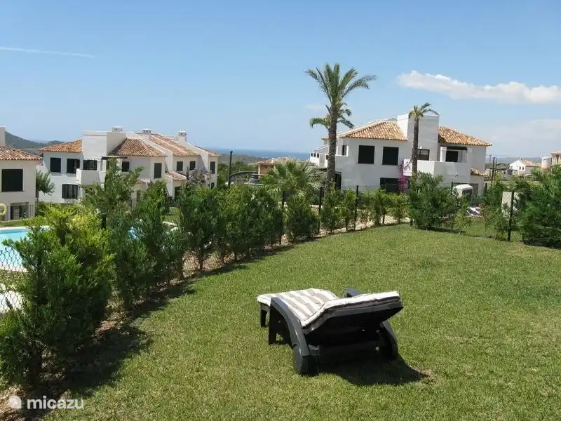 Zeezicht zuid vanuit tuin. De tuin is inmiddels behoorlijk begroeid met een mooi dicht gazon en coniferenhagen. Enkele mooie bomen sieren onze tuin.