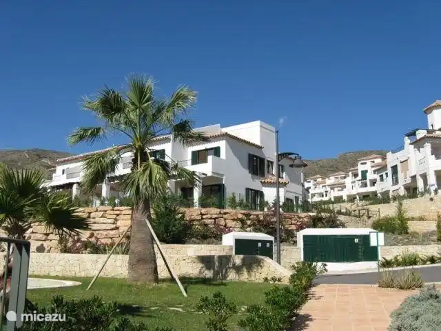 Huis gezien vanuit gezamenlijke tuin. 