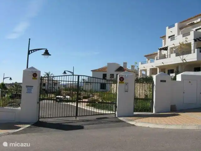 Poort met afstandsbediening. Huis ligt op een afgesloten en bewaakt terrein.