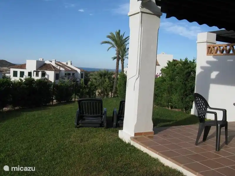 Heerlijk liggen in tuin met uitzicht op zee. De tuinen worden goed bijgehouden en er wordt goed gesproeid op tijden dat u van de tuin geen gebruik maakt. 