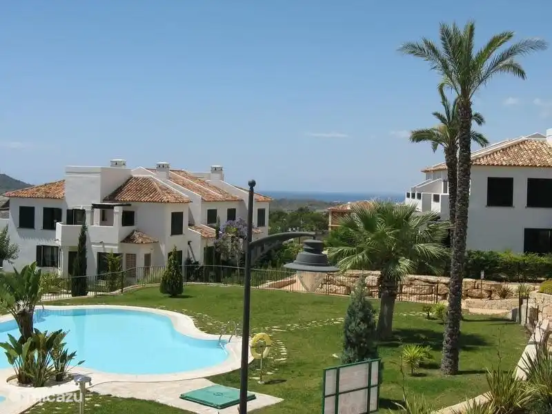 Zicht op tuin, zwembad en zee vanuit onze tuin.