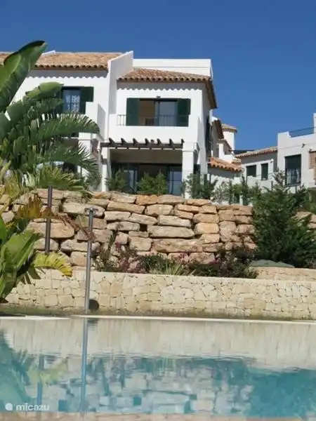 Huis met zwembad ervoor. Heel kindvriendelijk.