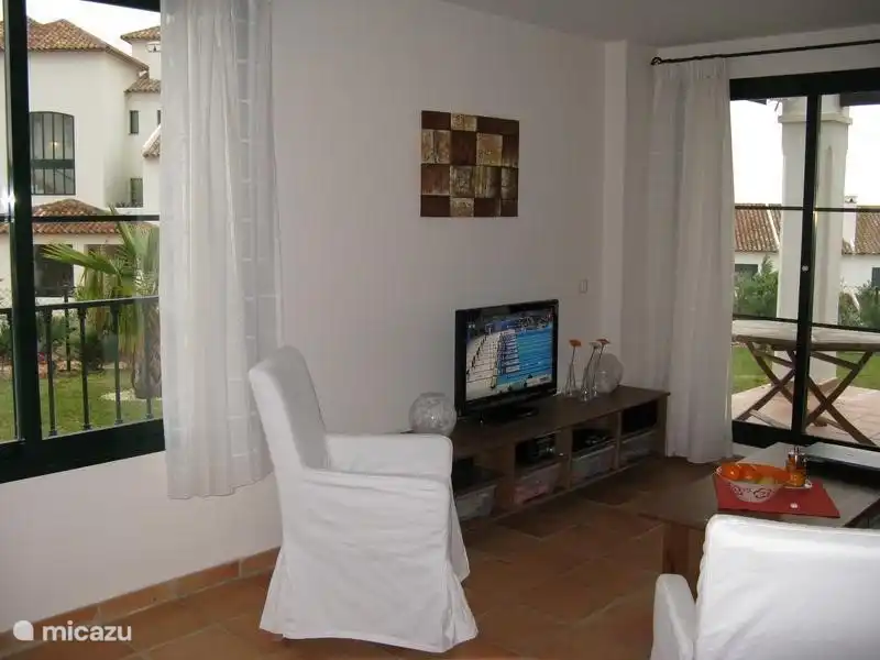 Woonkamer is heel licht binnen en sfeervol. Alle ramen zijn voorzien van luiken om te verduisteren tegen de zon en warmte. De woonkamer is voorzien van een flatscreen hd-tv met een groot beeld.