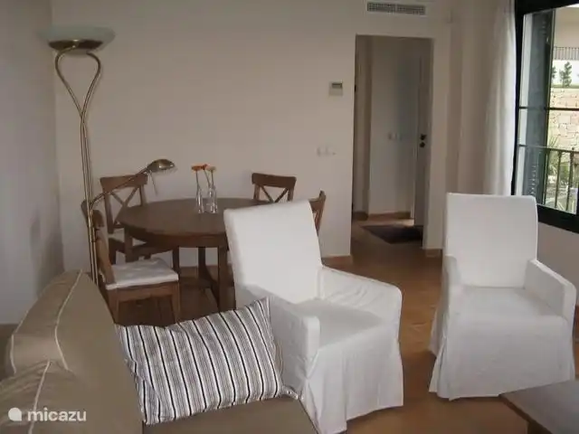 Woonkamer met praktische ronde eethoek met uittrekbare tafel.