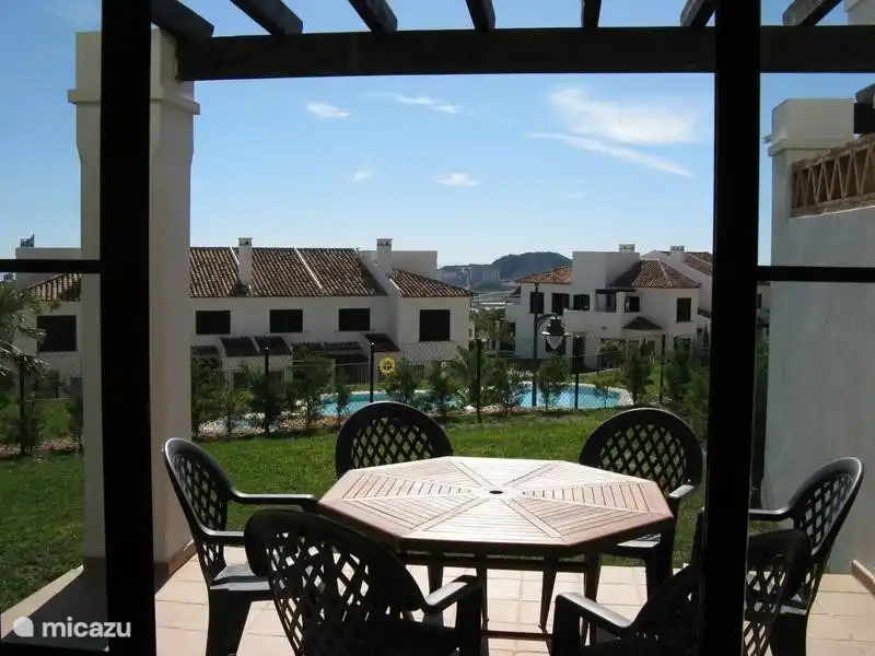 Terras met zicht op het zwembad. De luifels zijn nog niet zichtbaar hier.