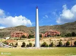 Rotonde bij entree Sierra Cortina.