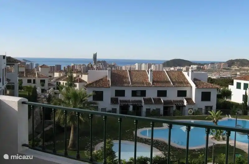 Prachtig wijds uitzicht vanaf balkonterras van masterbedroom. 