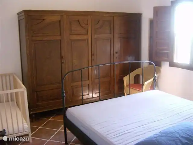 Villa Amarilla Andalousie Avec Piscine | Espagne, Costa del Sol, Comares - villa L'une des trois chambres a un berceau fixe. Il y a aussi un lit parapluie.