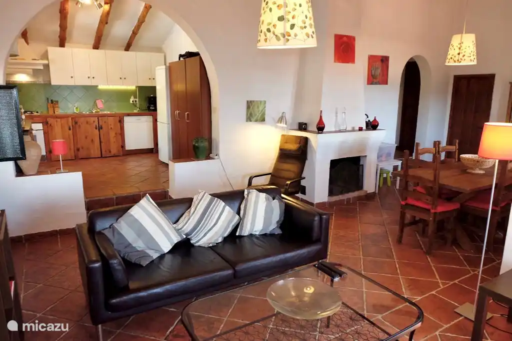 Blik naar de eenvoudige maar ruime en complete keuken.