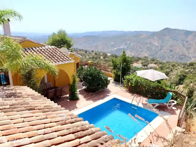 Villa Amarilla Andalousie Avec Piscine | Espagne, Costa del Sol, Comares - villa Vue d'ensemble de la piscine et du terrain à côté de la villa. Pas visible sur cette photo, mais on voit la mer !