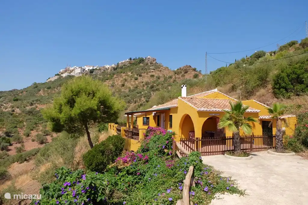 Een paradijsje. Op de achtergrond het fraaie dorp Comares