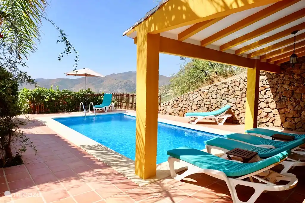 Lekker genieten bij de pool, liggend op de comfortabele kussens op de ligbedden.