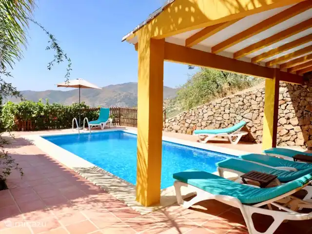 Villa Amarilla Andalousie Avec Piscine | Espagne, Costa del Sol, Comares - villa Amusez-vous au bord de la piscine, allongé sur les coussins confortables des transats.