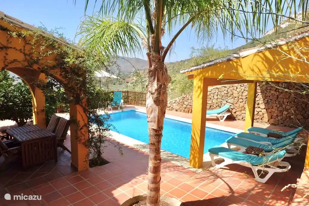 Met comfortabele ligbedden en diverse schaduwplekken.