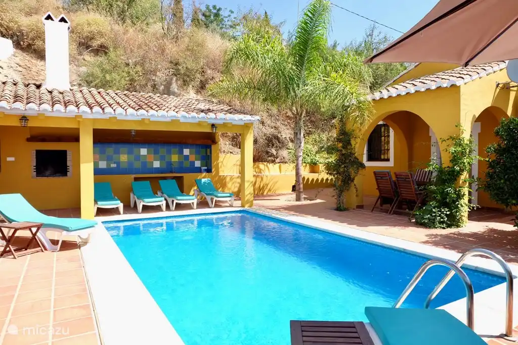 Totaal acht ligbedden bij het zwembad aanwezig