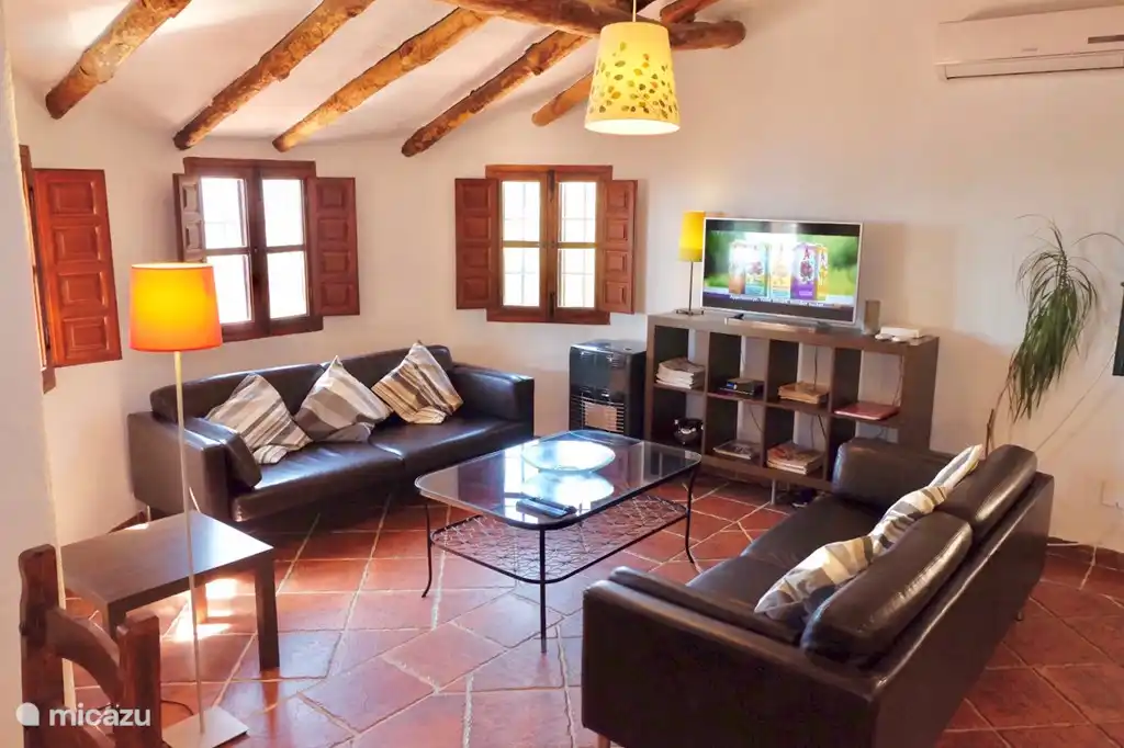 Woonkamer met smart TV (voor o.a.uw Netflix) en alle Nederlandse zenders via de satteliet.