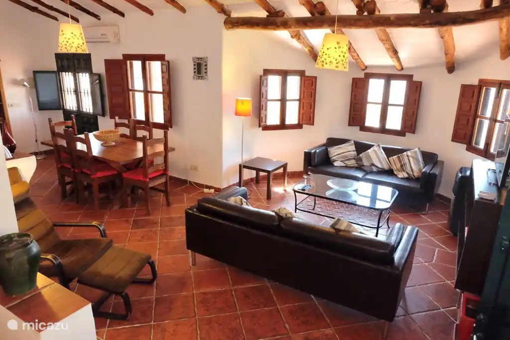 Blik naar de eetkamer en hoofdingang. Links is de openhaard.