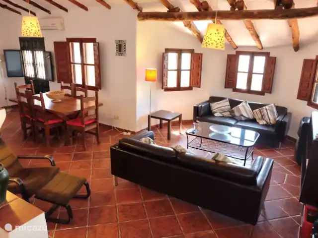 Villa Amarilla Andalousie Avec Piscine | Espagne, Costa del Sol, Comares - villa Vue sur la salle à manger et l'entrée principale. La cheminée est à gauche.
