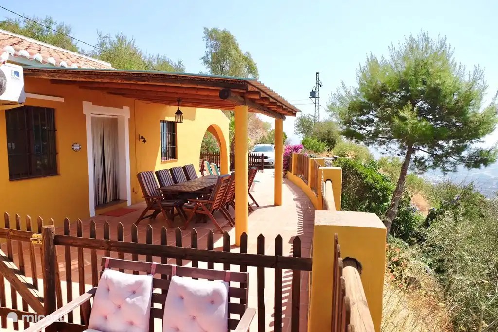 Ruim terras aan de voorzijde. Ruime parkeer gelegenheid ( zie ook hoofdstuk  bereikbaarheid van de Villa.