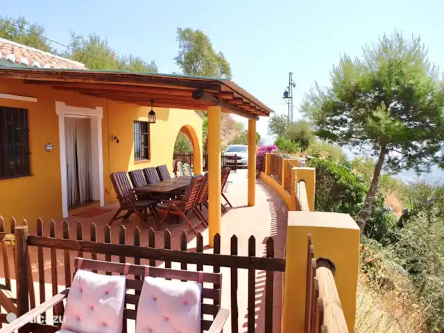 Villa Amarilla Andalousie Avec Piscine | Espagne, Costa del Sol, Comares - villa Spacieuse terrasse à l'avant. Grand parking (voir aussi chapitre Accessibilité de la Villa.