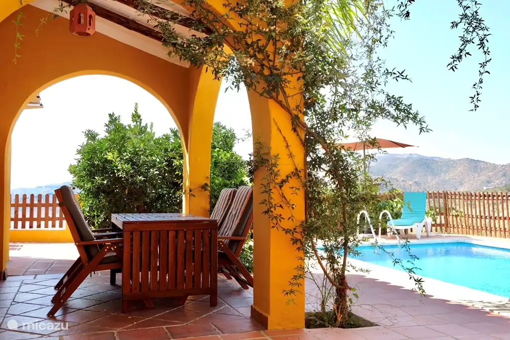 Terras naast het zwembad. Lekker in de schaduw.