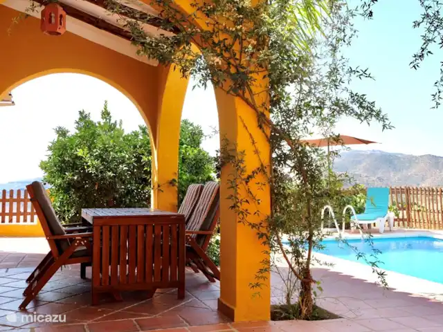 Villa Amarilla Andalousie Avec Piscine | Espagne, Costa del Sol, Comares - villa Terrasse à côté de la piscine. Agréable à l'ombre.